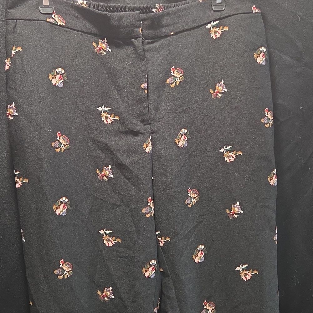 Ann Taylor pant size MP black with florals